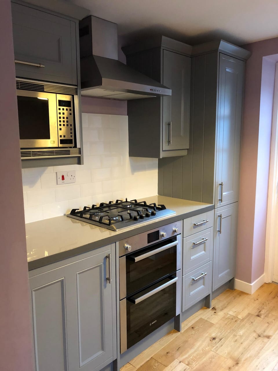 Modern fitted kitchen with dishwasher and washing machine.