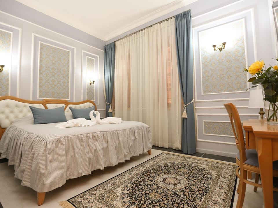 Deluxe Suite, Non Smoking | Premium bedding, Select Comfort beds, in-room safe, desk