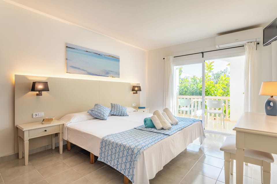 Double or Twin Room, Terrace (Street View) | Bed sheets