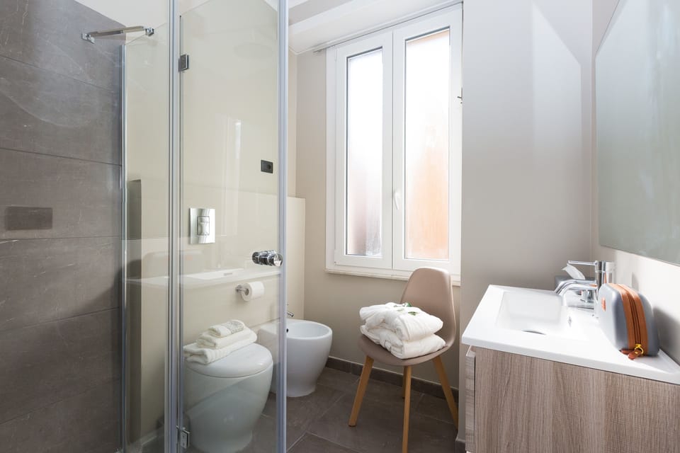 Double Room, Private Bathroom (Lusso) | Bathroom | Shower, rainfall showerhead, free toiletries, hair dryer