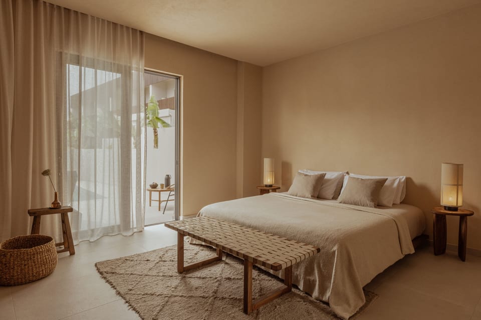 Deluxe Studio Suite | Minibar, WiFi (free), bed sheets