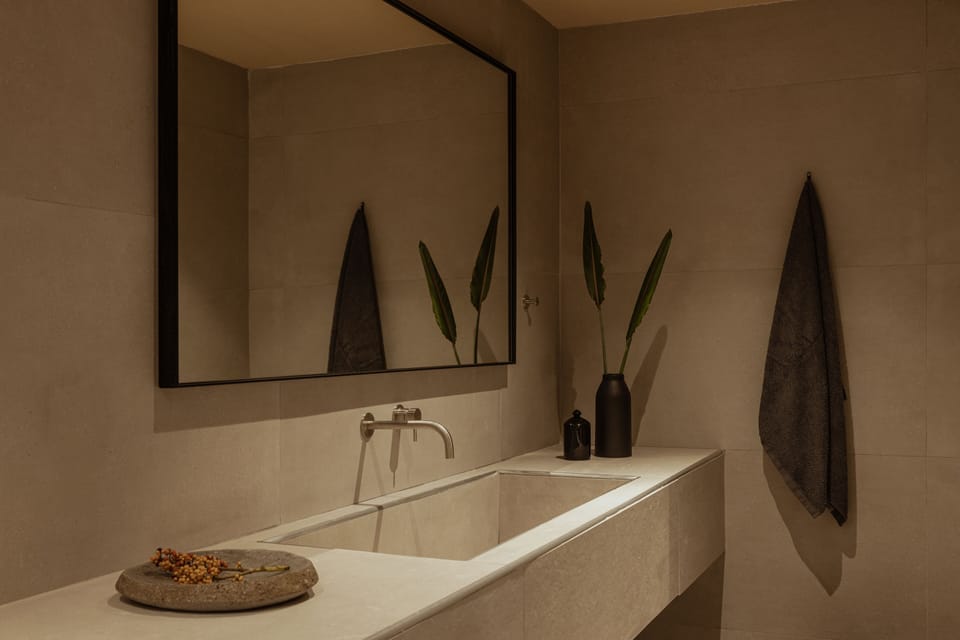 Deluxe Studio Suite | Bathroom | Shower, rainfall showerhead, free toiletries, hair dryer