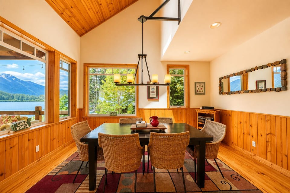 Dining area right off the kitchen.