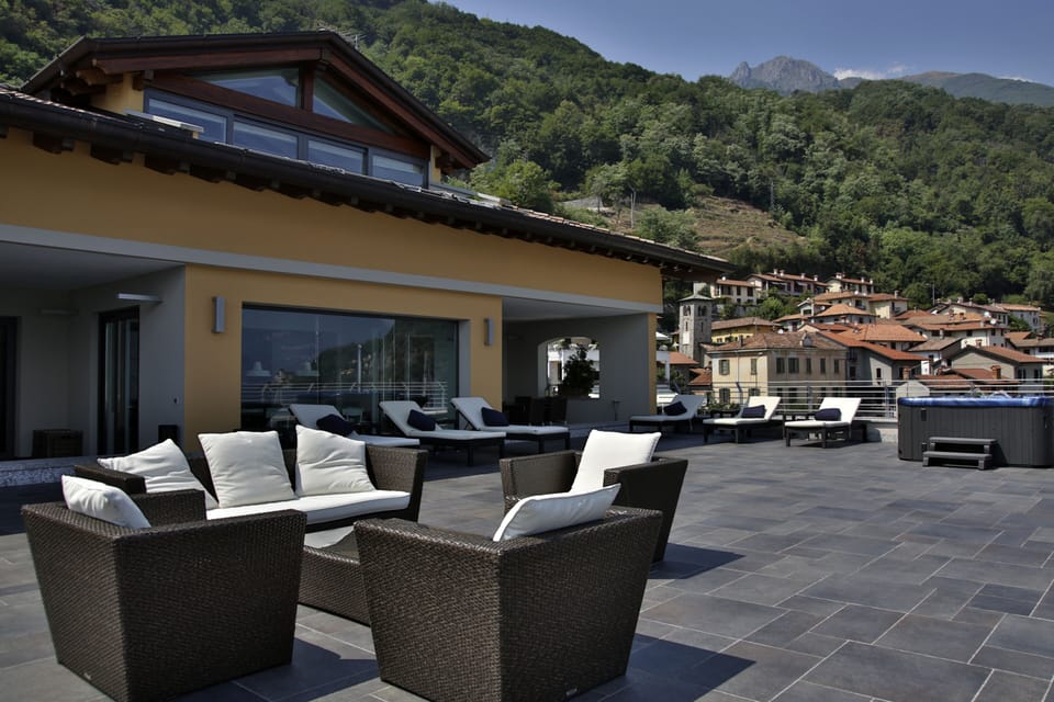 Big terrace on the lake - Villa Navalia Marina.
