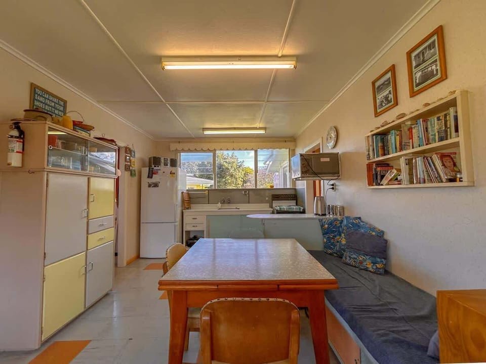 Holiday Stays - Kiwi Classic - Dining kitchen