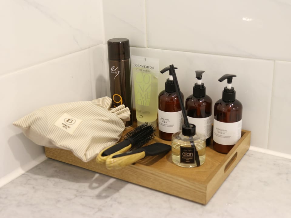 Combined shower/tub, deep soaking tub, free toiletries, hair dryer
