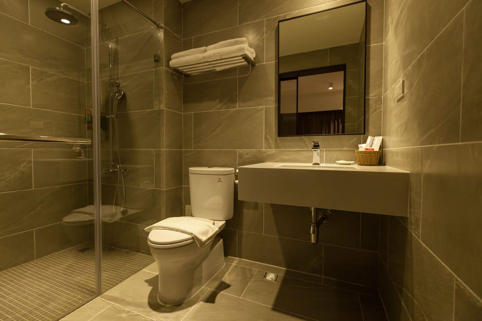 Comfort Double Room, 1 Queen Bed, Accessible, Garden View | Bathroom | Shower, rainfall showerhead, hair dryer, towels