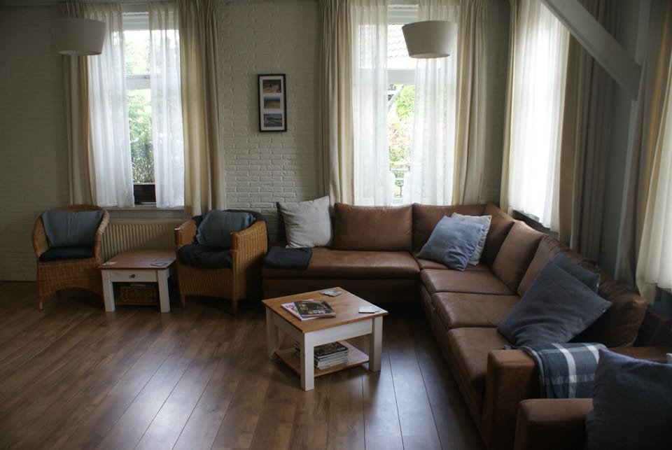 Large sitting room with DVDs, CDs, toys, books & tourist information