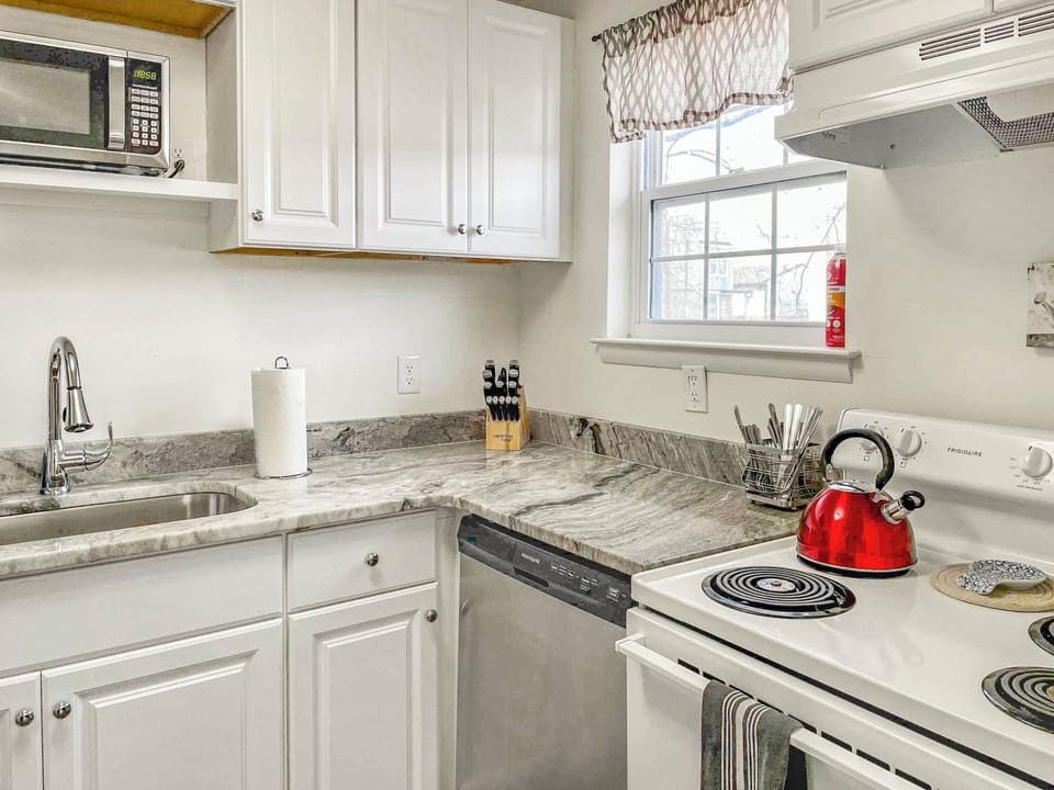 Full kitchen