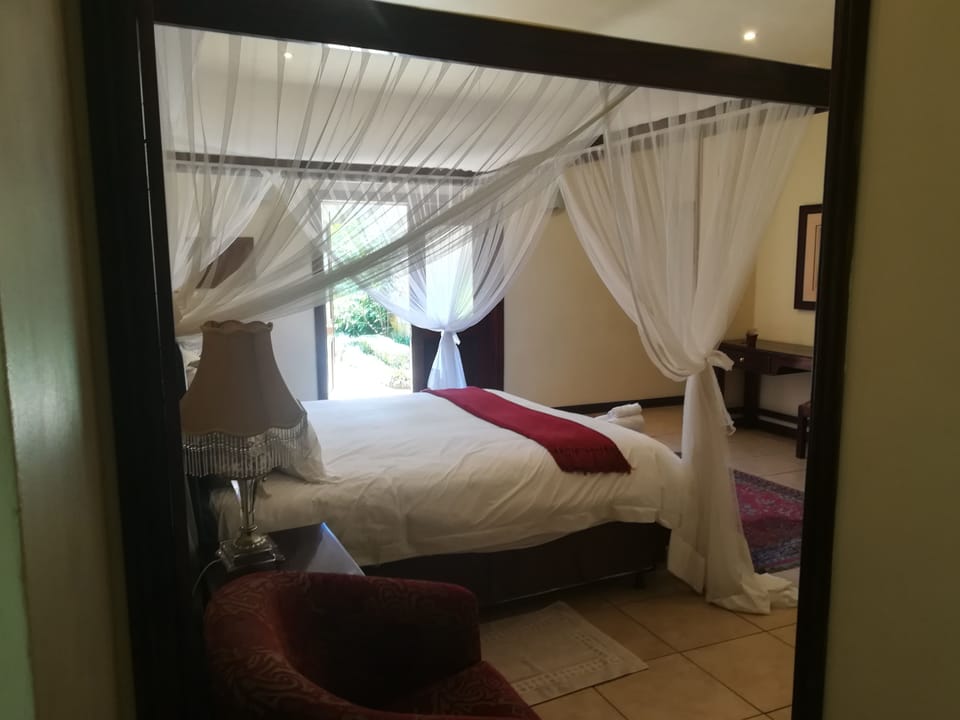 Executive Suite, 1 King Bed, Non Smoking, Garden View | In-room safe, desk, blackout drapes, iron/ironing board