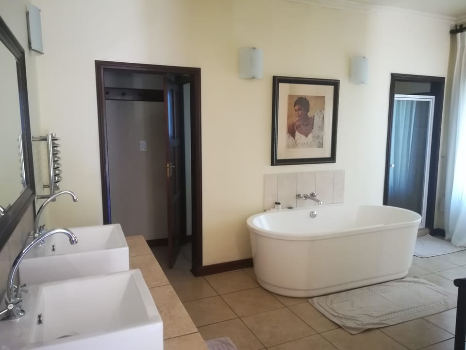 Executive Suite, 1 King Bed, Non Smoking, Garden View | Bathroom | Free toiletries, hair dryer, towels