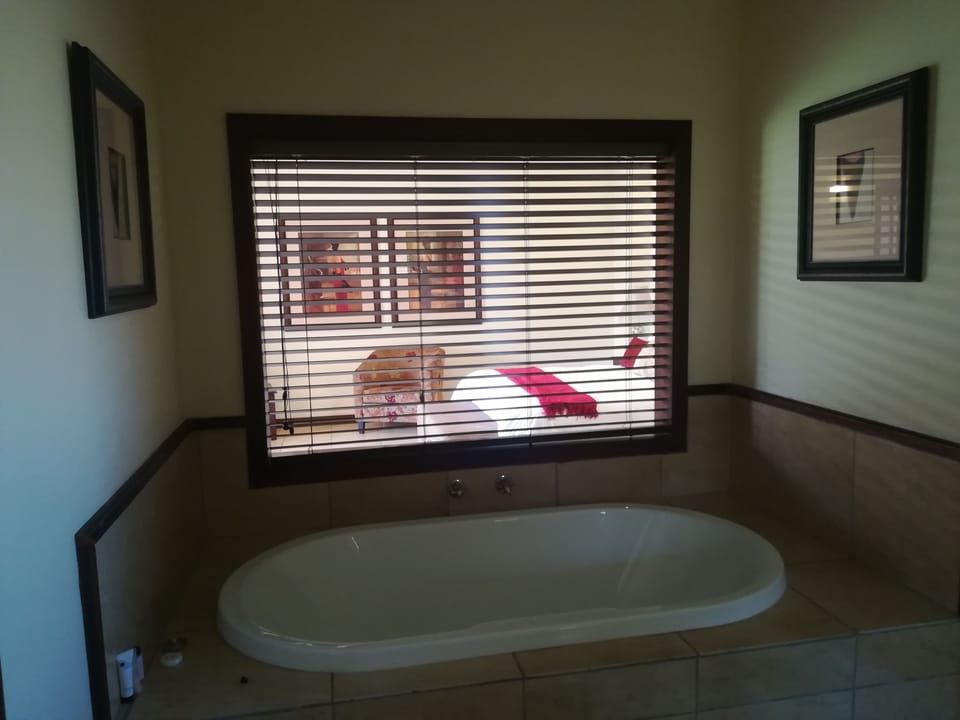 Family Room, Multiple Beds, Non Smoking, Garden View | Bathroom | Free toiletries, hair dryer, towels
