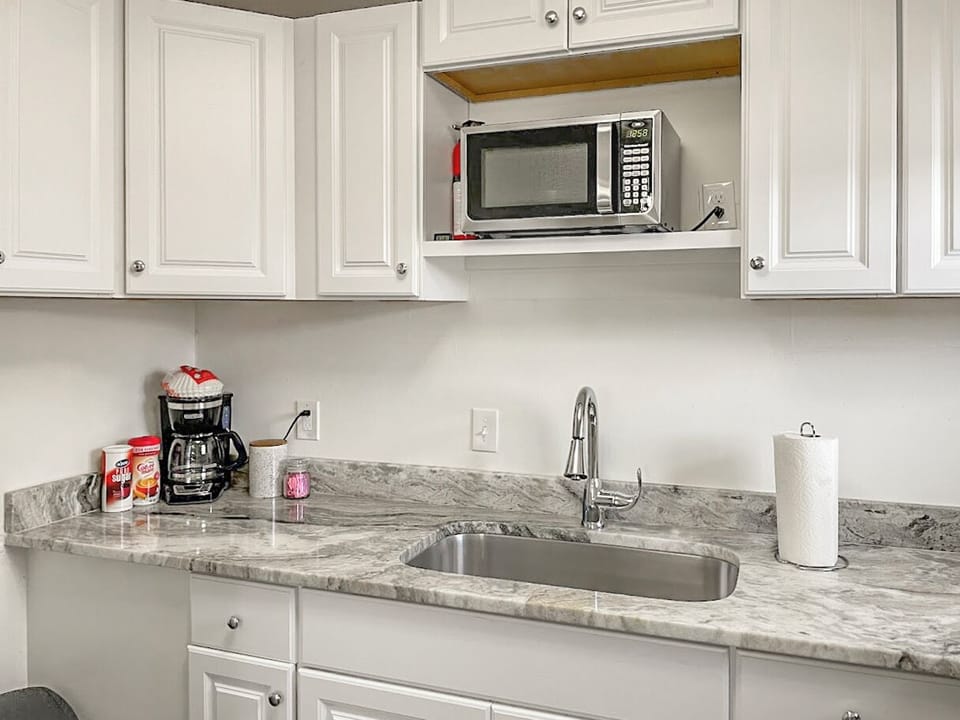 Full kitchen - coffee provided