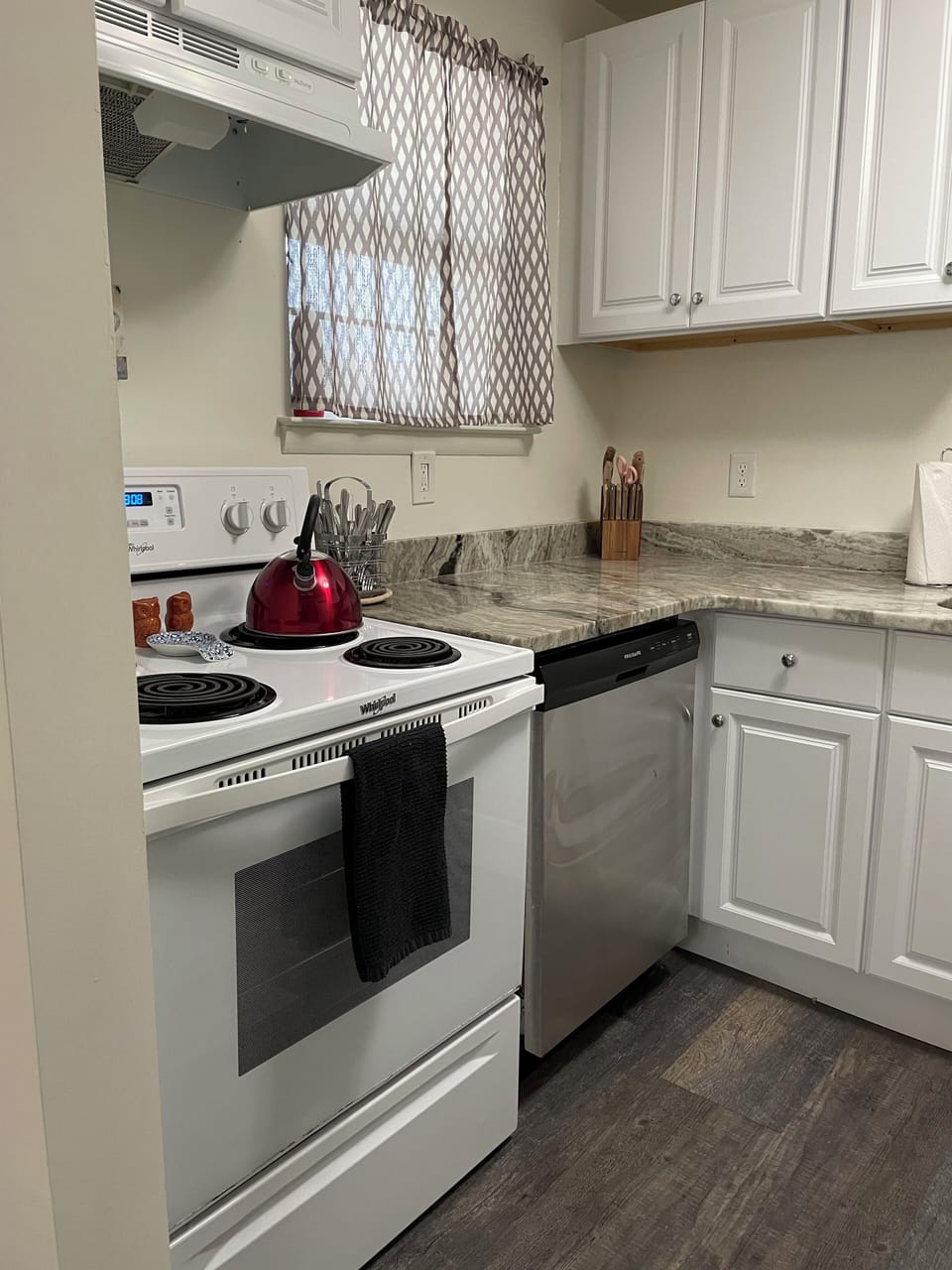 Dishwasher, full sized oven and cooktop