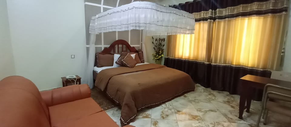 8 bedrooms, desk, blackout drapes, soundproofing