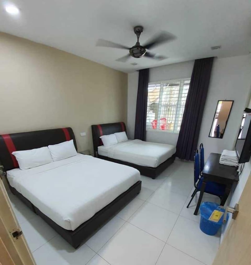 Basic Quadruple Room | Desk, WiFi (free)