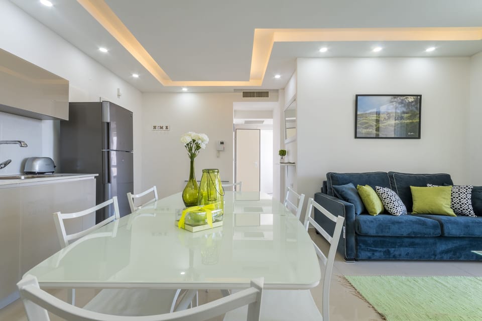 Apartment, 2 Bedrooms, Non Smoking, Garden View | In-room dining