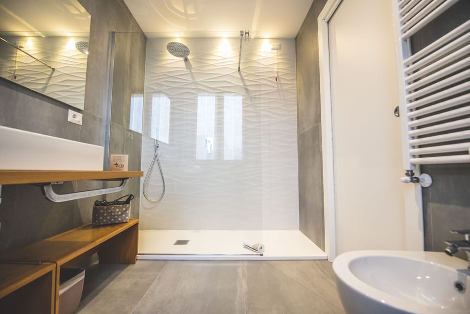 Comfort Room, 1 Double Bed | Bathroom shower
