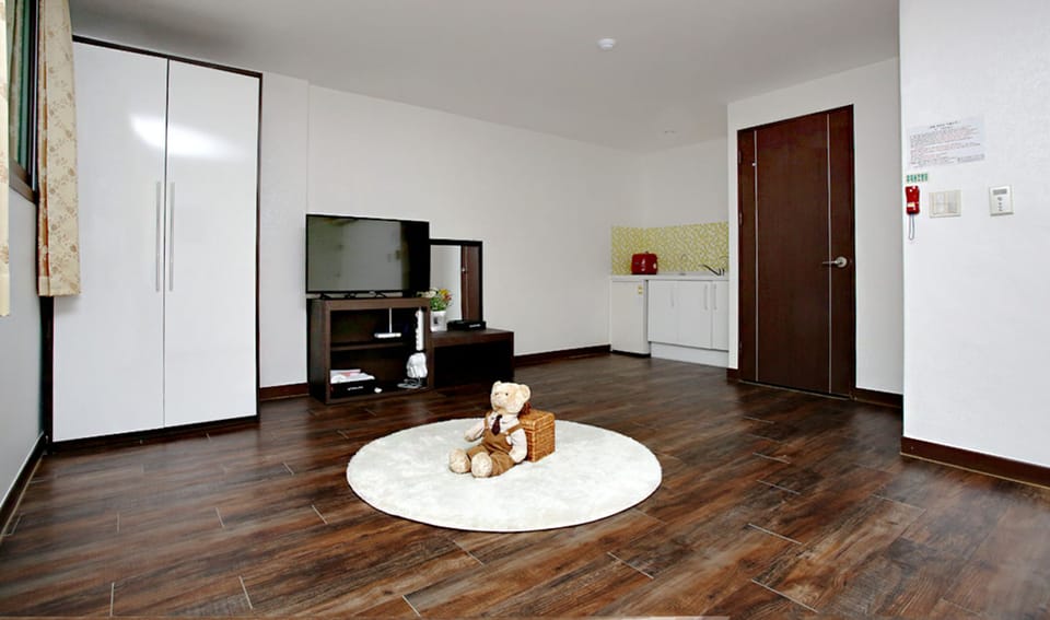 Deluxe Room (Ondol) | Living area | Heated floors