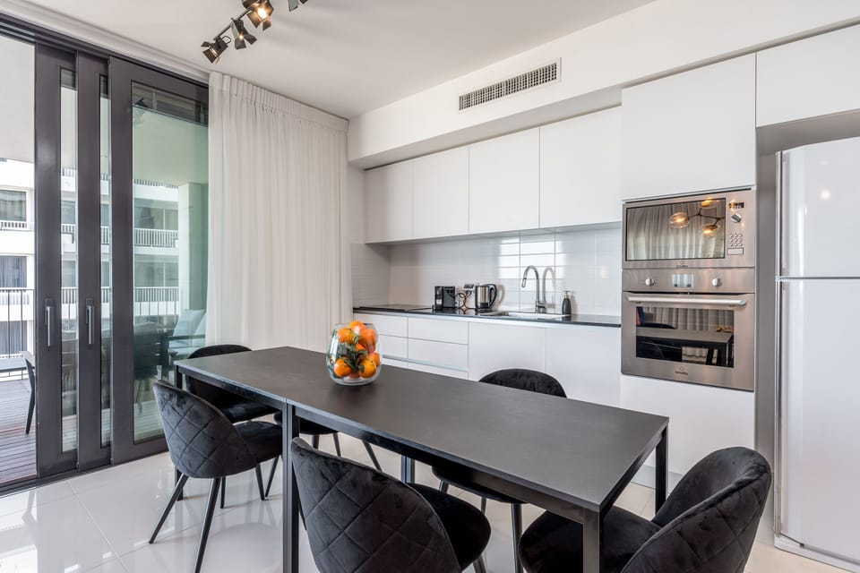 Deluxe Apartment, Multiple Beds, Non Smoking, Sea View | Private kitchen | Fridge, microwave, oven, stovetop