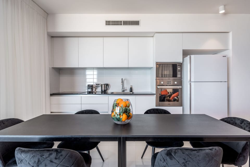 Deluxe Apartment, Multiple Beds, Non Smoking, Sea View | Private kitchen | Fridge, microwave, oven, stovetop