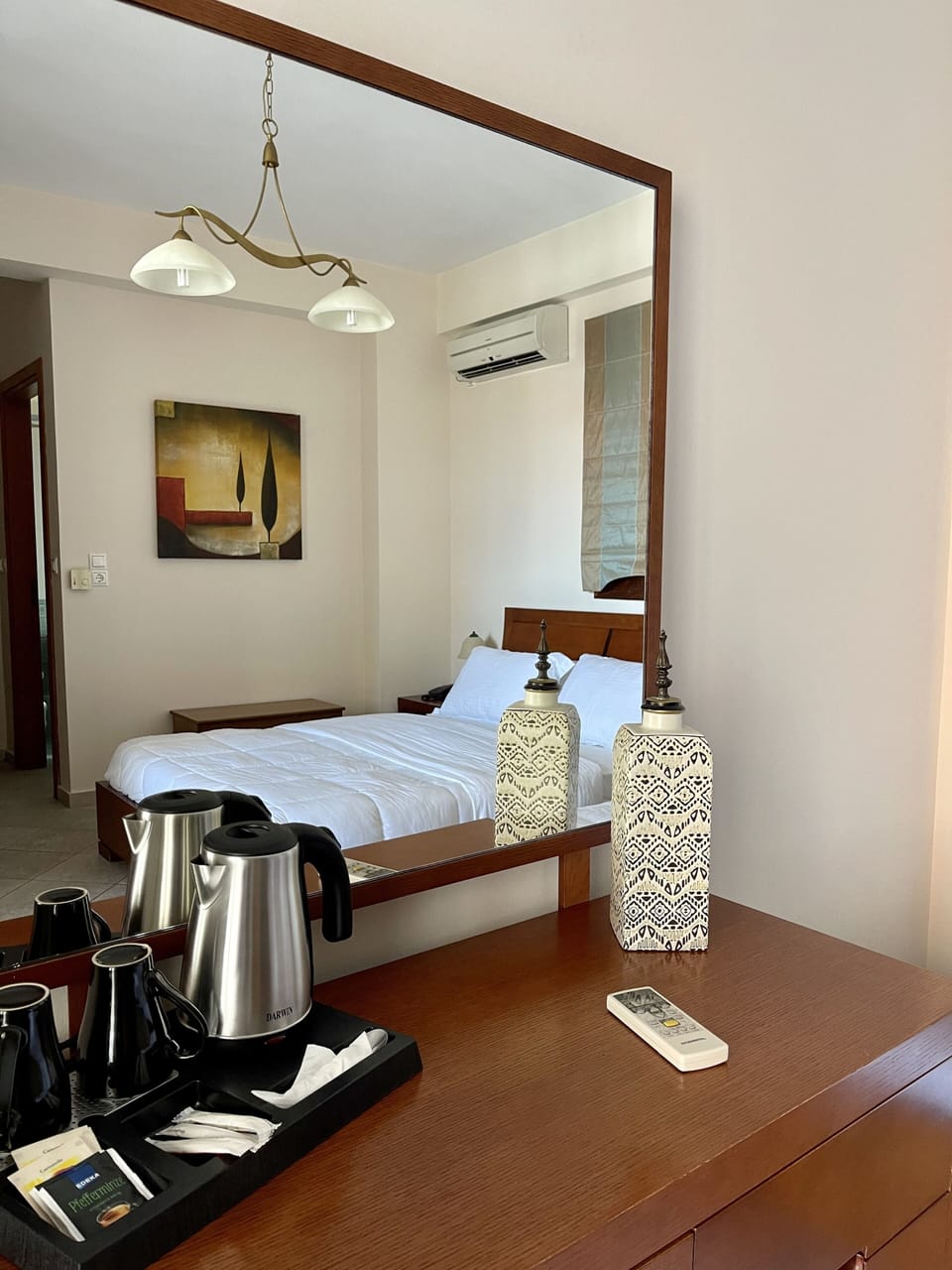 Triple Room | Minibar, in-room safe, individually decorated, individually furnished