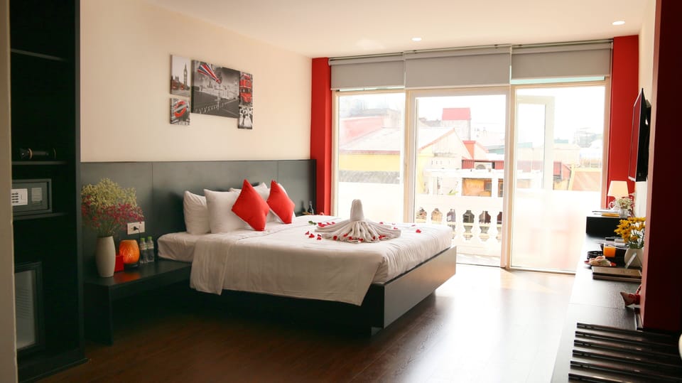 Premium bedding, in-room safe, desk, blackout drapes
