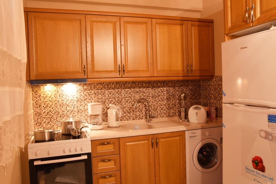 Fridge, oven, stovetop, coffee/tea maker