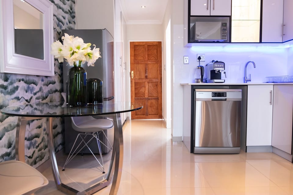 Apartment, 1 Double Bed, Non Smoking | Private kitchen | Full-size fridge, microwave, oven, stovetop
