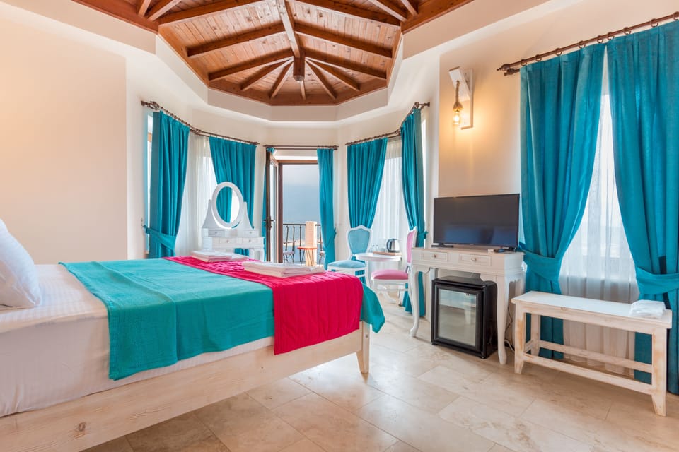 Superior Room, Sea View | Minibar, in-room safe, free WiFi, bed sheets