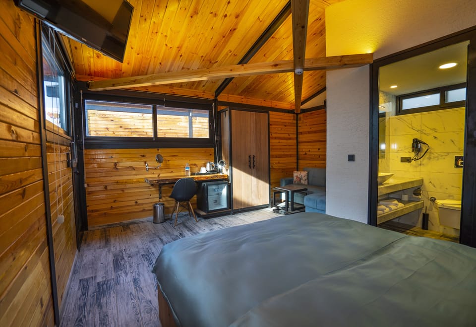 Bungalow | Premium bedding, Select Comfort beds, minibar, in-room safe