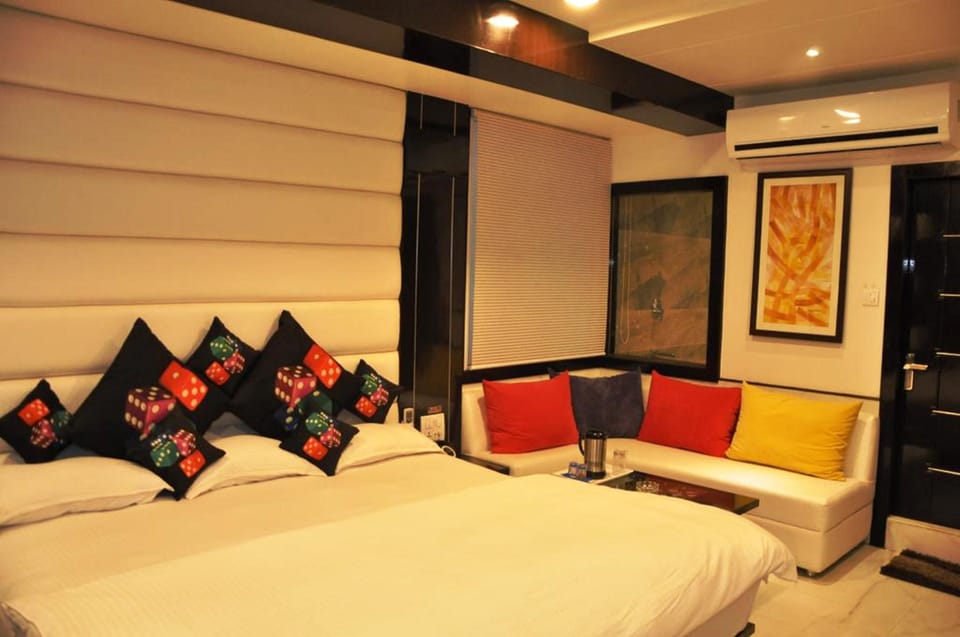 Deluxe Double Room, 1 Double Bed, Non Smoking | Soundproofing, iron/ironing board (on request), WiFi (free)