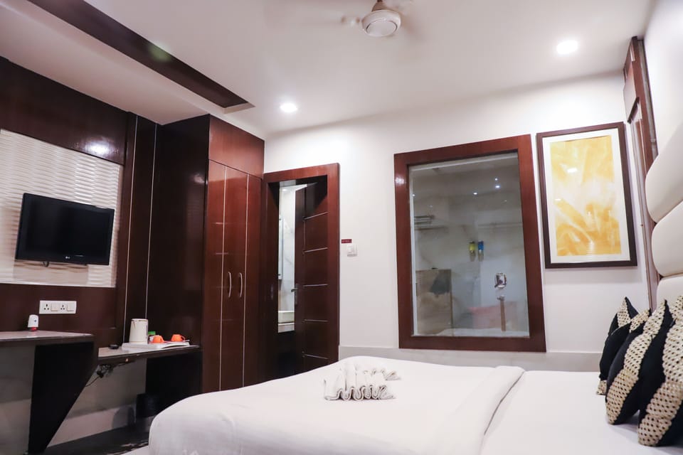 Elite Suite, 1 King Bed, Non Smoking | Soundproofing, iron/ironing board (on request), WiFi (free)