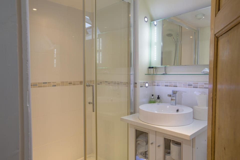 Combined shower/tub, towels