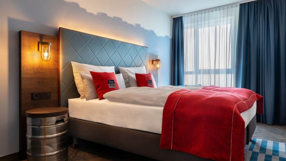 Premium Room, 1 Queen Bed | Hypo-allergenic bedding, in-room safe, individually decorated