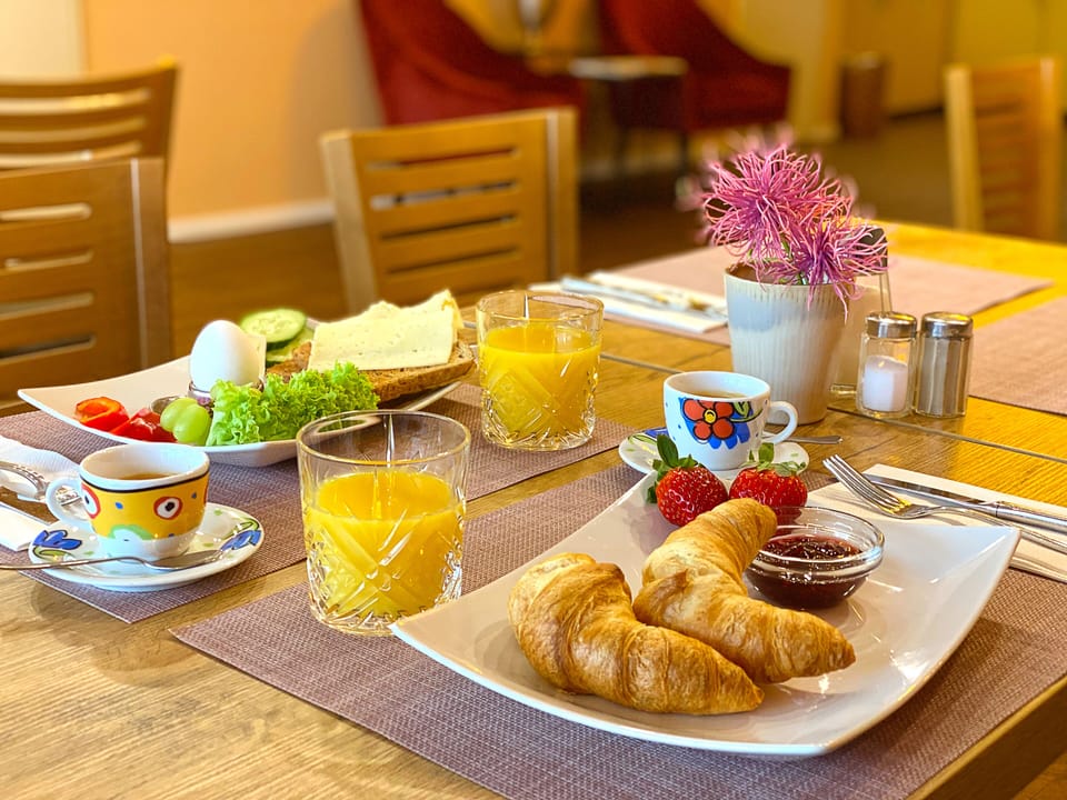 Daily buffet breakfast for a fee