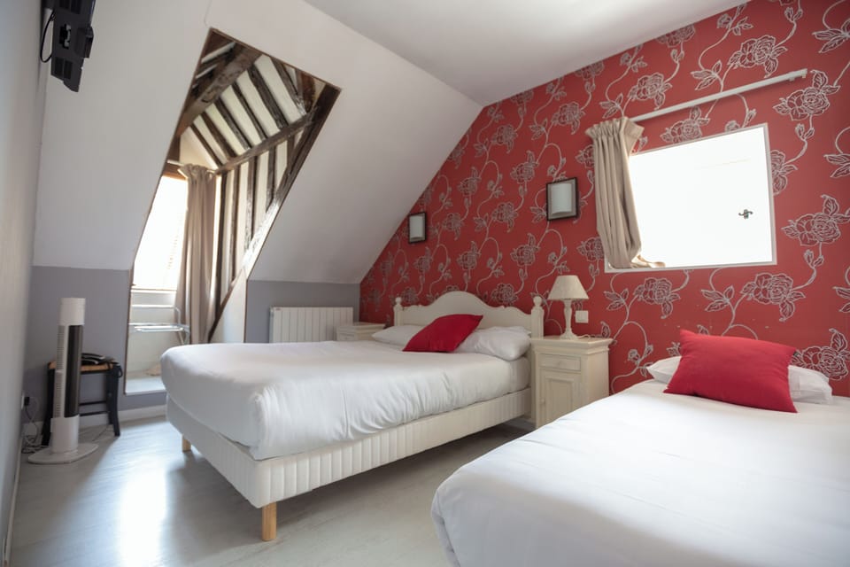 Standard Triple Room | Iron/ironing board, free WiFi
