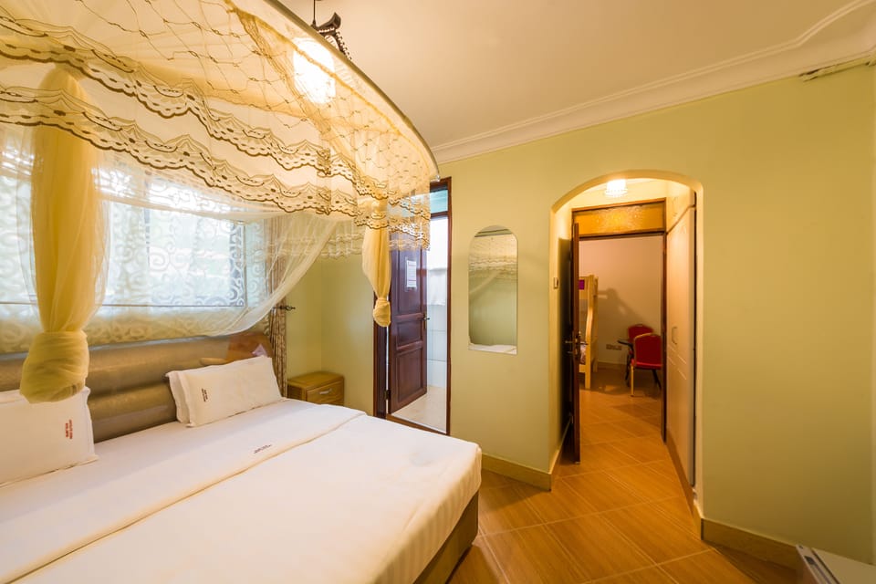Family Room | In-room safe, desk, blackout drapes, soundproofing