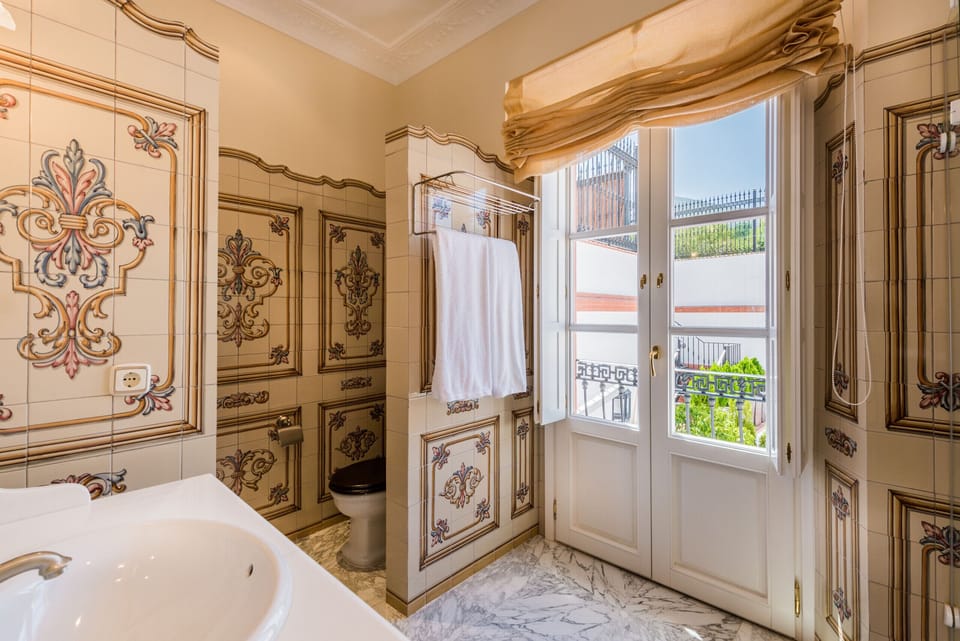 Enjoy the bathroom of this luxury house in the center of Alhaurín el Grande