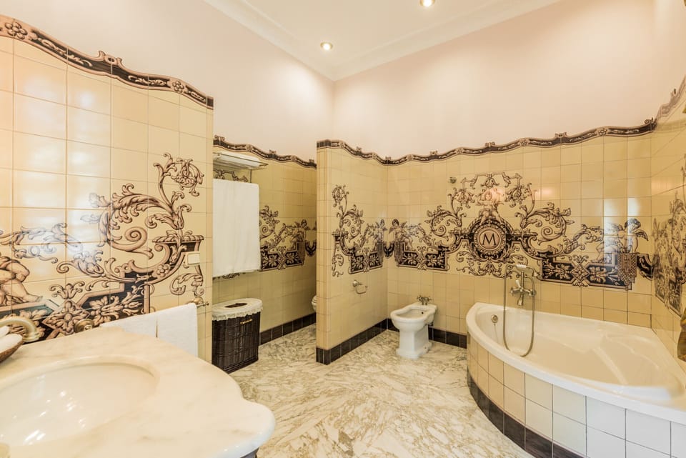Enjoy the bathroom of this luxury house in the center of Alhaurín el Grande