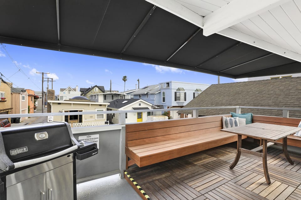 Upstairs deck, 3 burner grill, Awnings, comfortable!