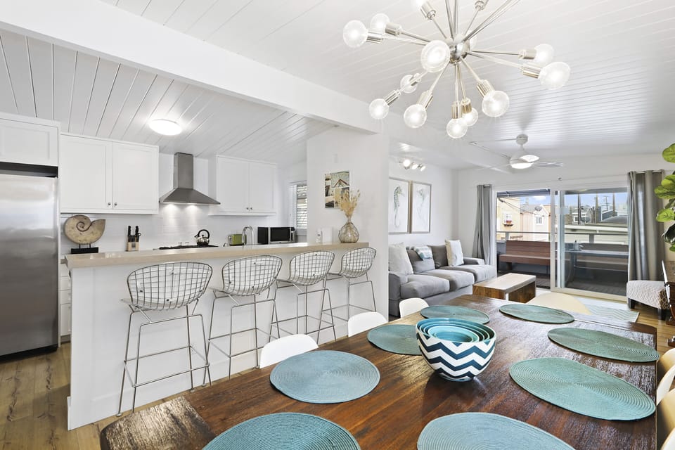Upstairs kitchen/dining for 8
4 barstools 