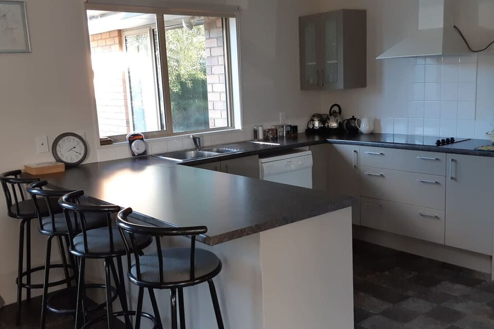 Spacious, modern, well equipped kitchen with dishwasher.