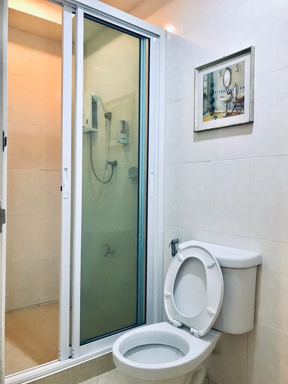 Shower, free toiletries, towels