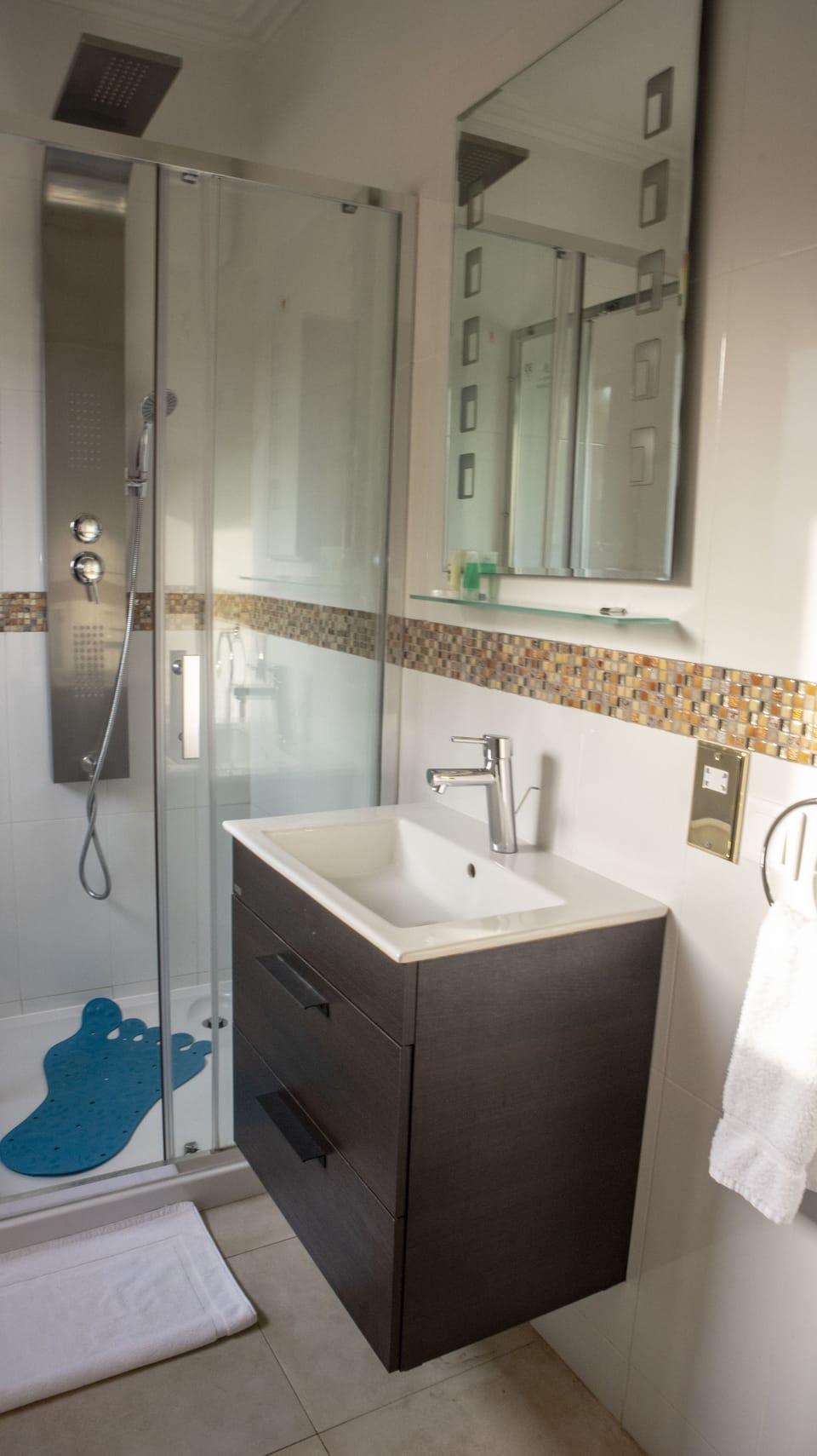 Executive Twin Room, 2 Twin Beds, Non Smoking | Bathroom | Shower, deep soaking tub, rainfall showerhead, free toiletries