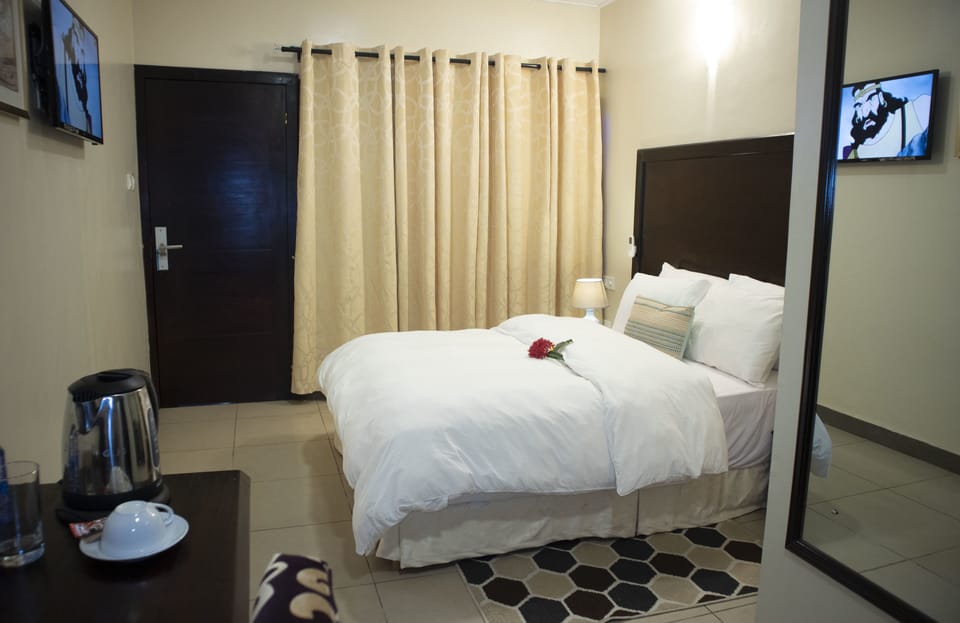 Room, 1 Double Bed, Non Smoking (Pacific) | Down comforters, in-room safe, desk, soundproofing