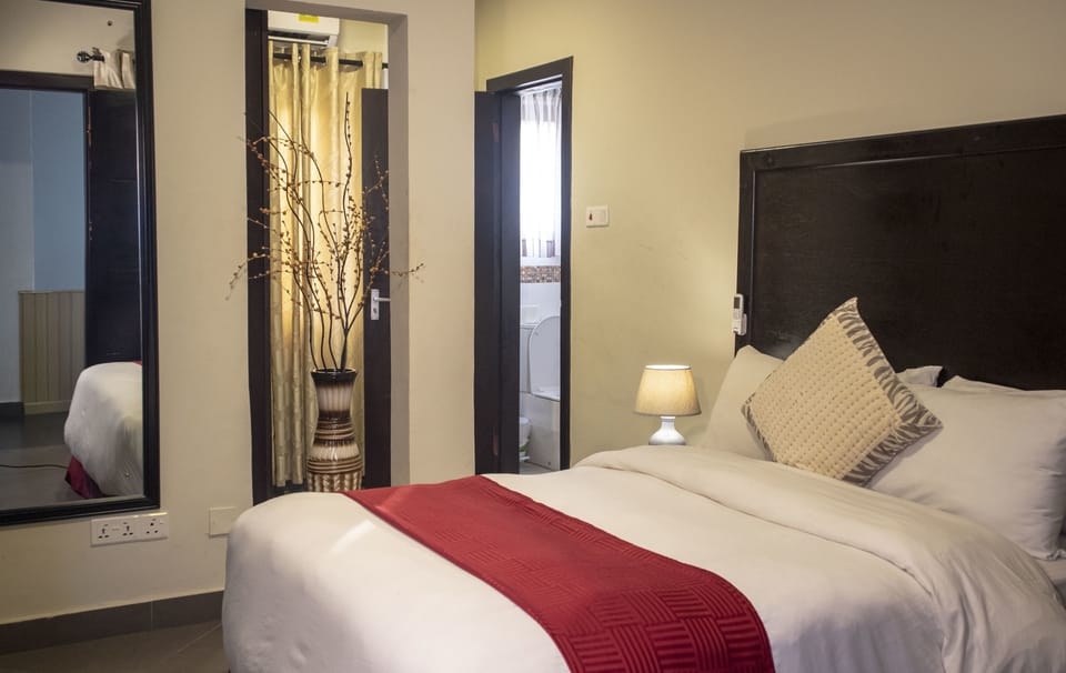 Deluxe Room, 1 Queen Bed, Non Smoking | Down comforters, in-room safe, desk, soundproofing