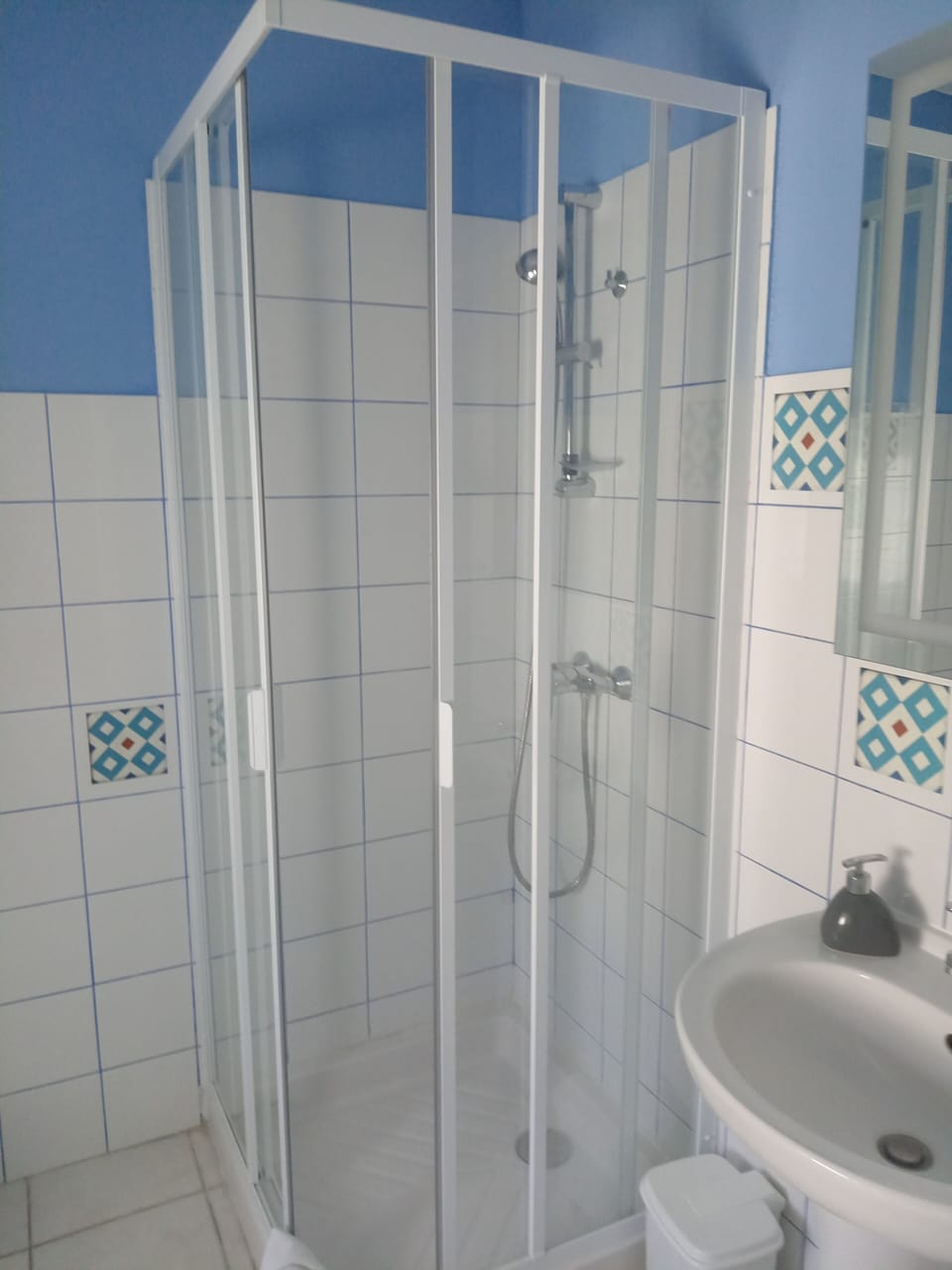 Shower, free toiletries, hair dryer, towels