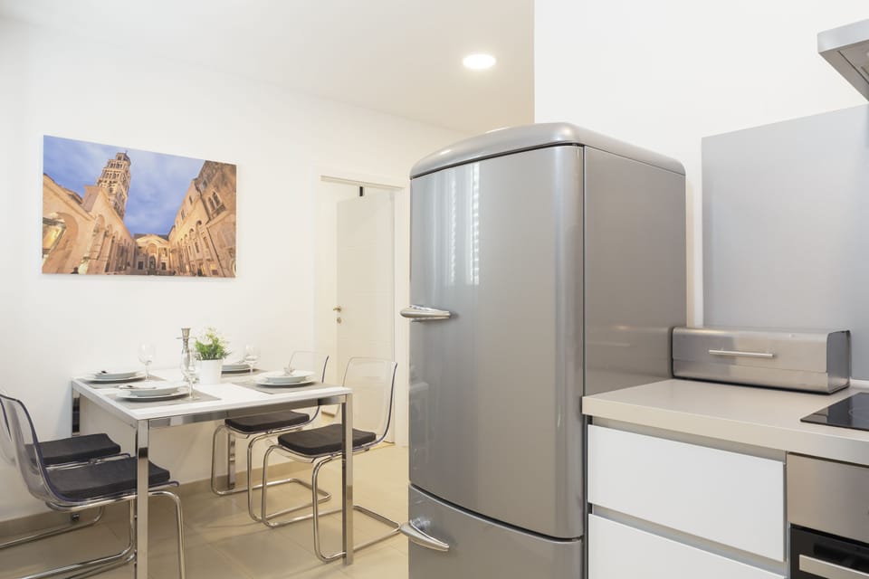 House | In-room dining
