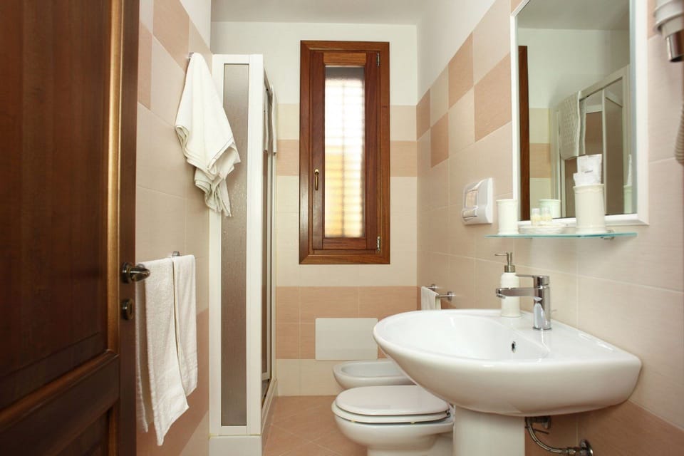 Standard Double Room | Bathroom | Shower, rainfall showerhead, free toiletries, hair dryer